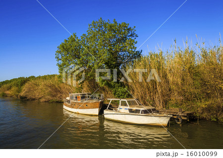 Two boats floating on the river 16010099