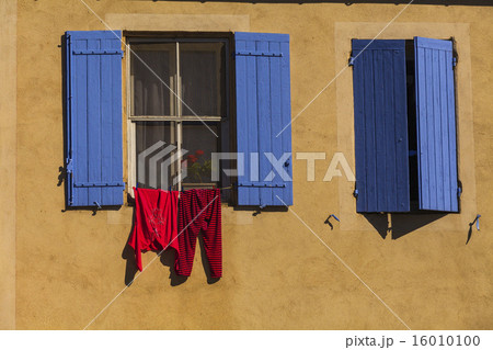Two windows with blue shutters. France.Languedoc. Camargue. 16010100