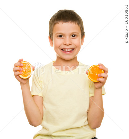 boy with sliced oranges 16010861