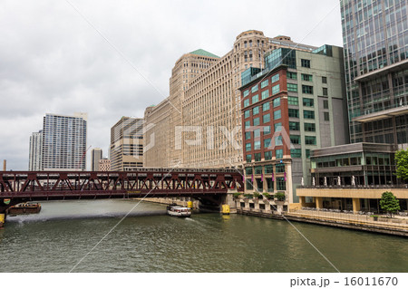 Metro Train on bridge over Chicago river Metro Train on bridge over Chicago river 16011670
