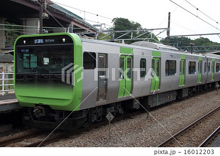 試験運行中の山手線E235系電車 (相模湖駅にて) 試験運行中の山手線E235系電車 (相模湖駅にて) 16012203