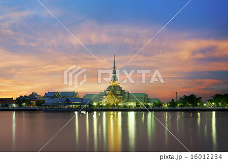 beautiful thai temple along the river 16012234
