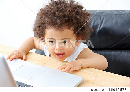 ノートパソコンと1歳児 16012673