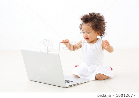 ノートパソコンと女の子 ノートパソコンと女の子 16012677