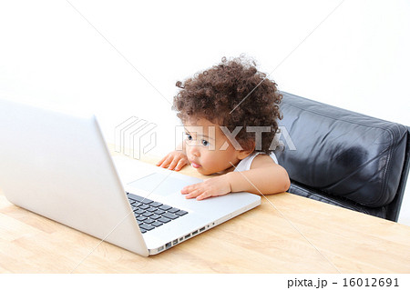 ノートパソコンと1歳児 ノートパソコンと1歳児 16012691