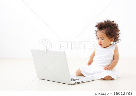 ノートパソコンと女の子 16012733