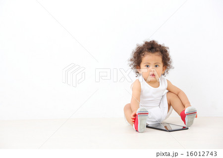 タブレットと女の子 16012743