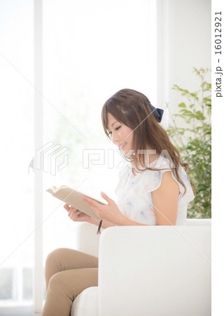 本を読む若い女性 16012921
