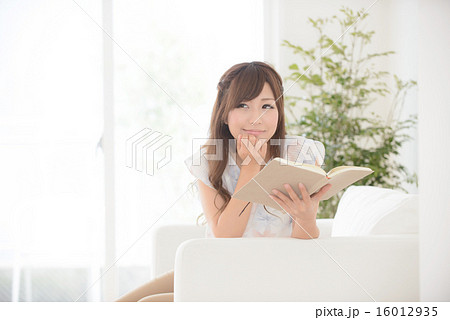 本を読む若い女性 本を読む若い女性 16012935