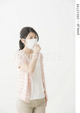咳をする女性 16013749