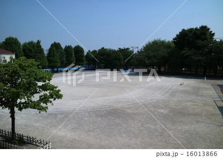 学校の校庭の写真素材