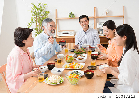 家族 ３世代 食卓 の写真素材