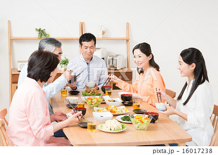 家族 ３世代 食卓 の写真素材