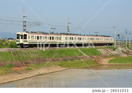 両毛線を行く107系 16031033