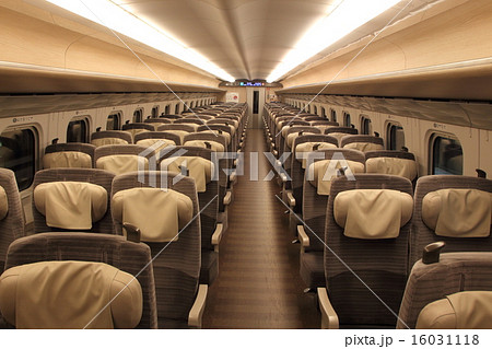 仙台駅に到着したE5系はやぶさ最終便車内（普通車：車内） 16031118