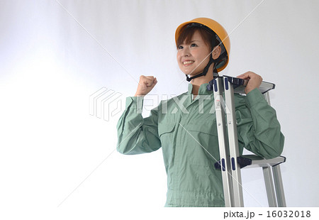 ドボジョ 作業服姿の若い女性の写真素材