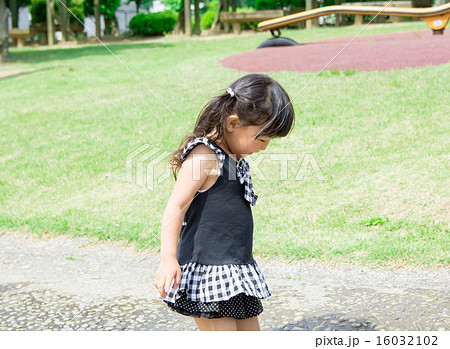 公園で遊ぶ女の子 公園で遊ぶ女の子 16032102