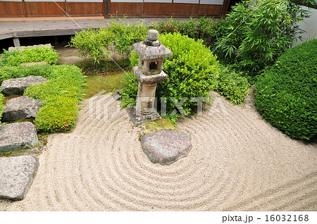 【瀬戸内三十三観音霊場】第十三番 頼久寺の枯山水の庭と石灯篭 岡山県高梁市 【瀬戸内三十三観音霊場】第十三番 頼久寺の枯山水の庭と石灯篭 岡山県高梁市 16032168