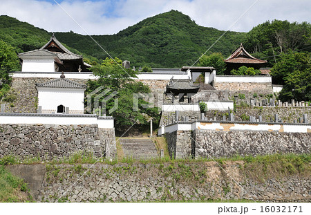 まるでお城のような寺・松連寺遠景 岡山県高梁市 まるでお城のような寺・松連寺遠景 岡山県高梁市 16032171