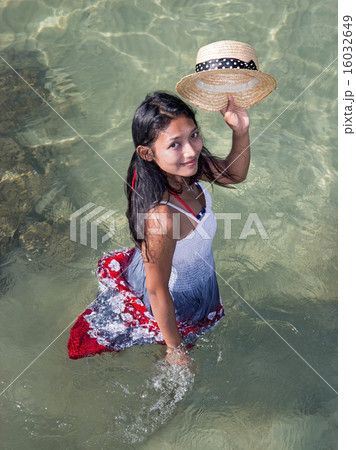 woman in the sea 16032649