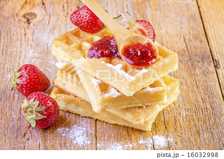 homemade waffles with strawberries maple syrup 16032998