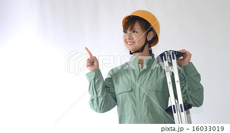 ドボジョ　　　作業服姿の若い女性 16033019