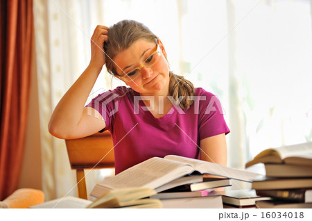 Teenage girl studying Teenage girl studying 16034018