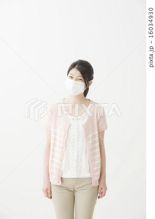 マスクをした女性(20代） 16034930