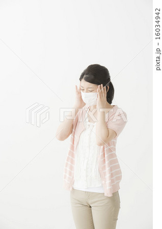 マスクをした女性(20代） 16034942