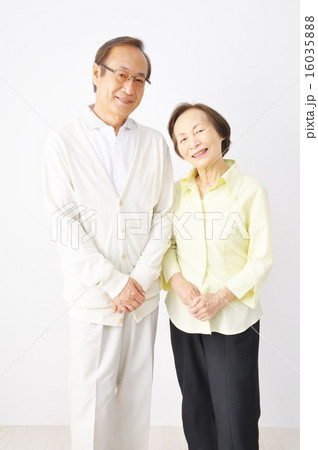肩を寄せ合うシニア夫婦 肩を寄せ合うシニア夫婦 16035888