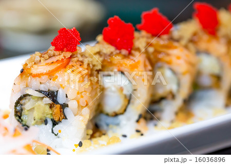 Sushi roll 16036896