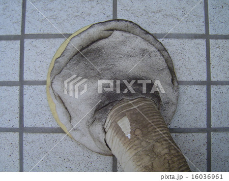 エアコンの室外機のホース・パテの汚れ エアコンの室外機のホース・パテの汚れ 16036961