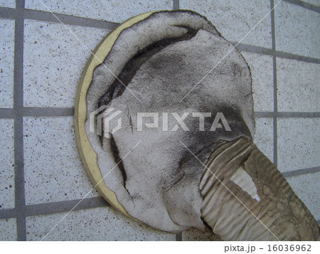 エアコンの室外機のホースの汚れ 16036962