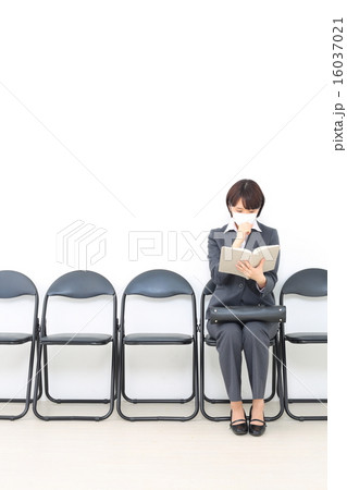 順番待ちの女性 16037021