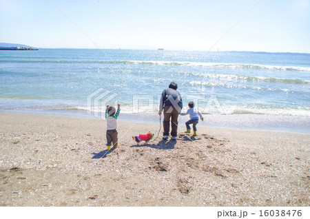 海で遊ぶ親子 海で遊ぶ親子 16038476