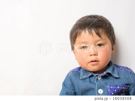 見つめる男の子 16038508