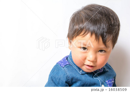 見つめる男の子 見つめる男の子 16038509