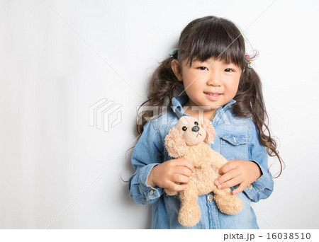 お人形を持った女の子 お人形を持った女の子 16038510