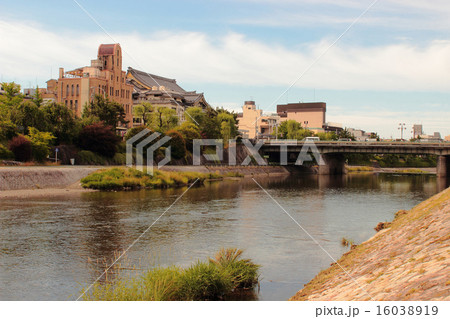 京都 鴨川 四条大橋と街並み 京都 鴨川 四条大橋と街並み 16038919