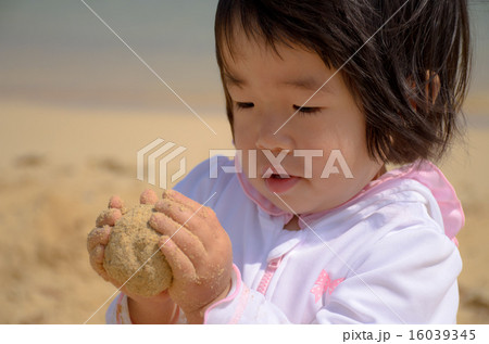砂団子をつくる女の子 16039345