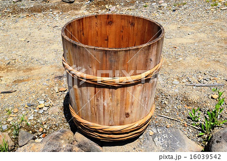レトロな木製の桶 16039542
