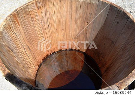 レトロな木製の桶 16039544