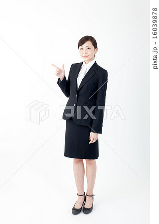 スーツのビジネスウーマン(指さし) スーツのビジネスウーマン(指さし) 16039878