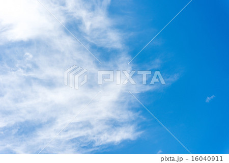 clouds in the blue sky 16040911