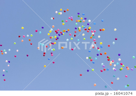 無数の風船青空に舞う 無数の風船青空に舞う 16041074