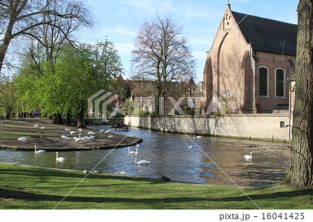 世界遺産ベギン会修道院と愛の湖　ベルギー 16041425