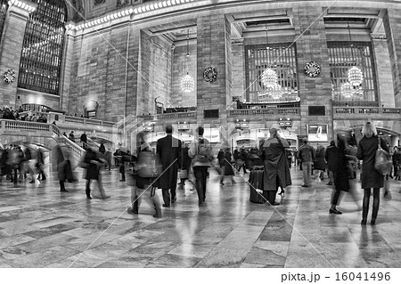 NEW YORK  Grand Central station full of people 16041496