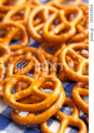 baked pretzels 16042868