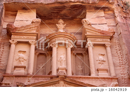 Al Khazneh or The Treasury at Petra, Jordan 16042919