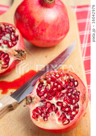 sliced pomegranate 16042976